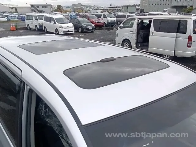 Toyota Voxy 2009 photo 3