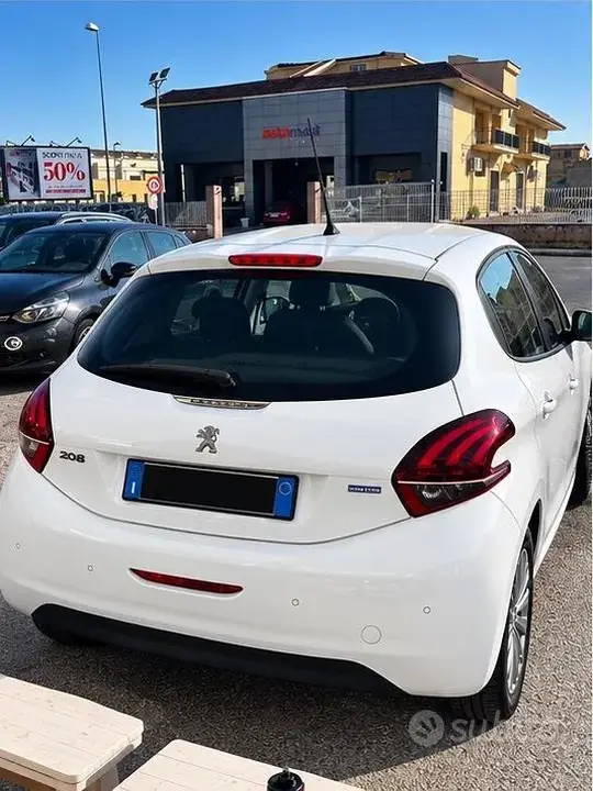 Peugeot 208 2017 photo 2