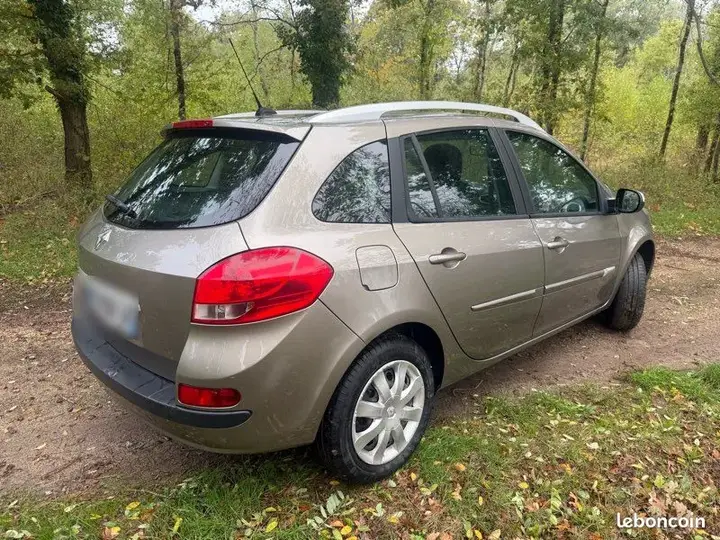 Renault Clio 2012 photo 2