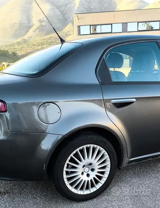 Alfa Romeo 159 2005 photo 4