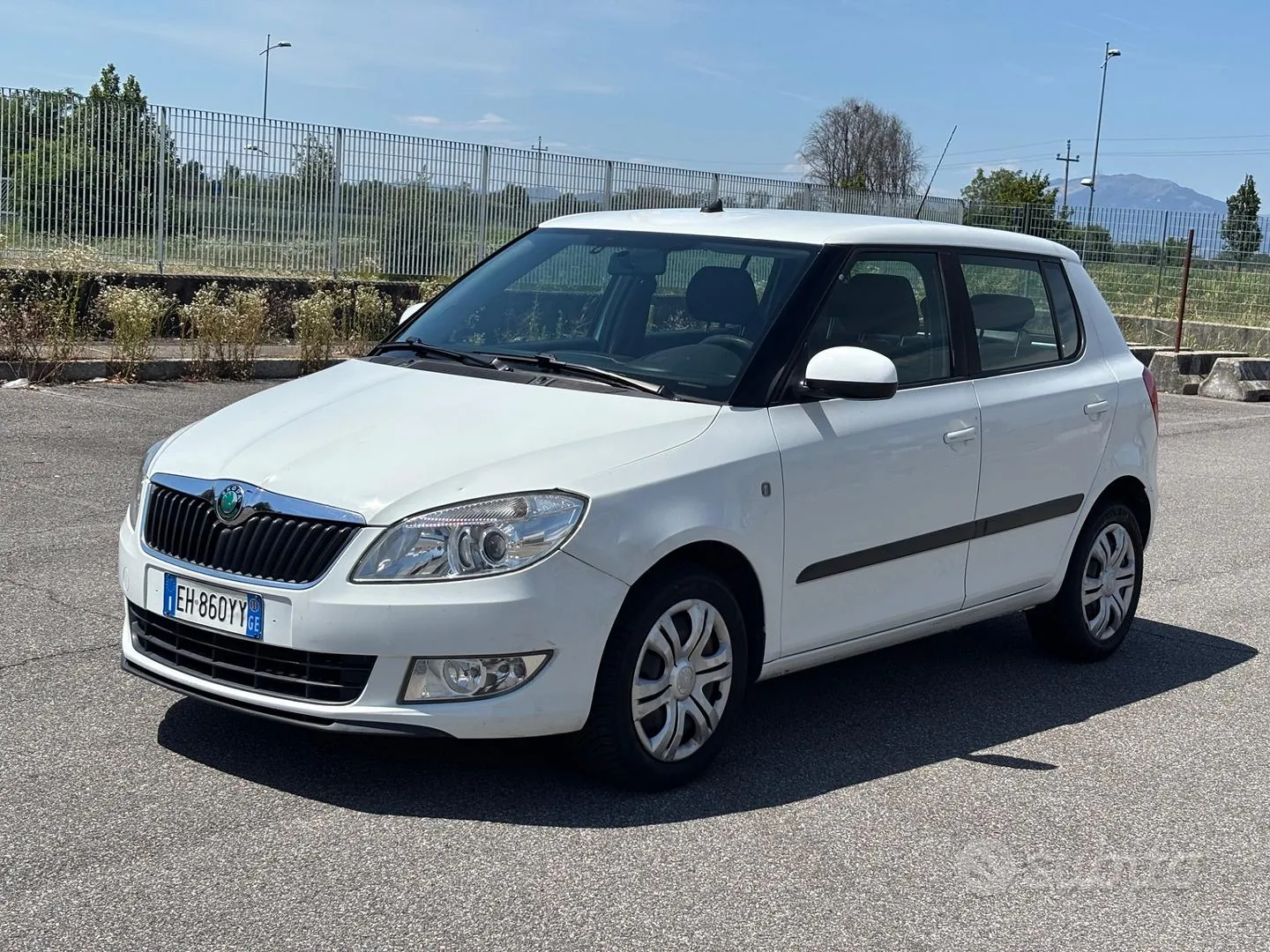Skoda Fabia 2011 photo 3