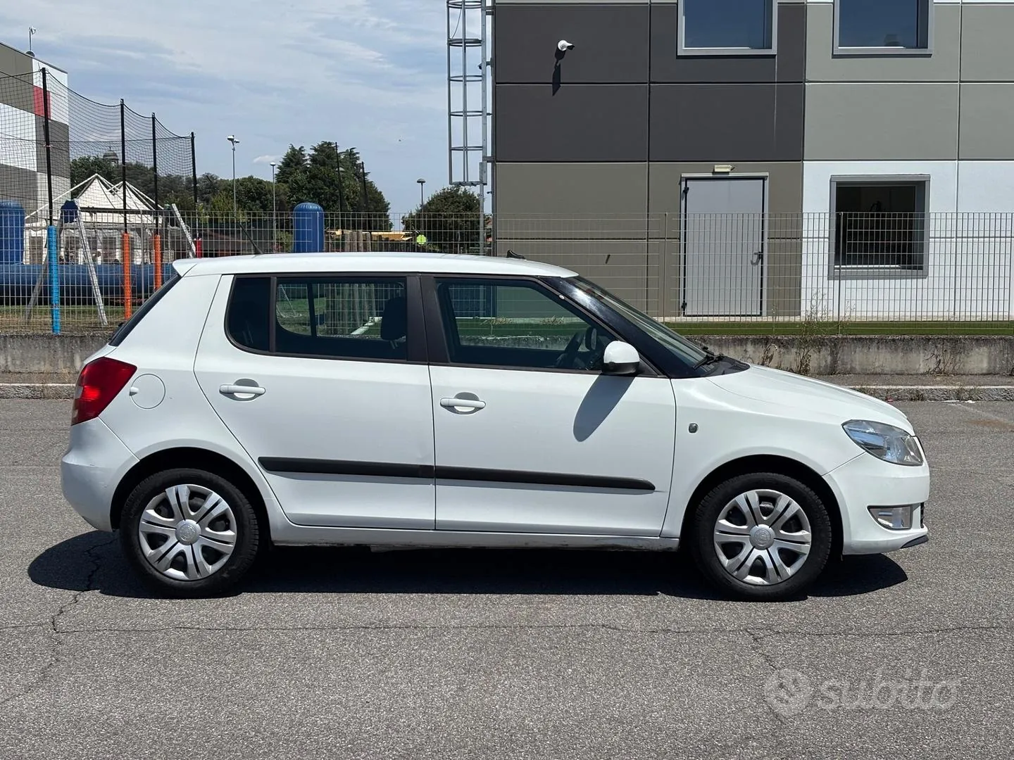 Skoda Fabia 2011 photo 4