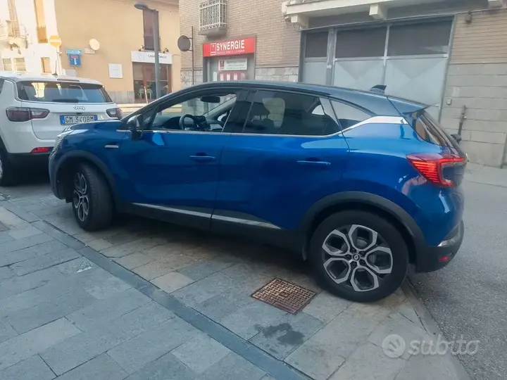 Renault Captur 2023 photo 2