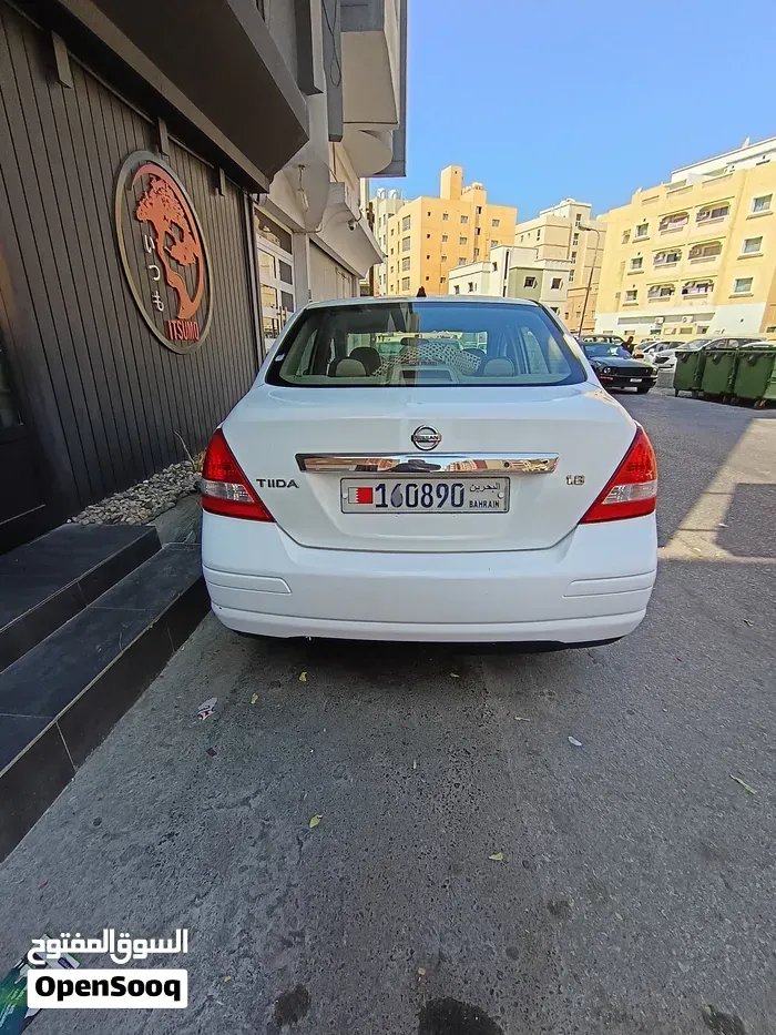 Nissan Tiida 2011 photo 2