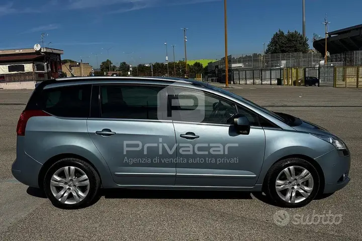 Peugeot 5008 2011 photo 4