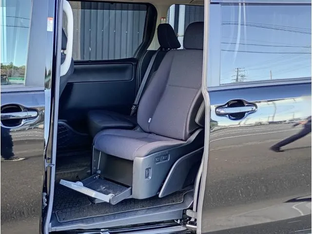 Toyota Noah 2018 photo 4
