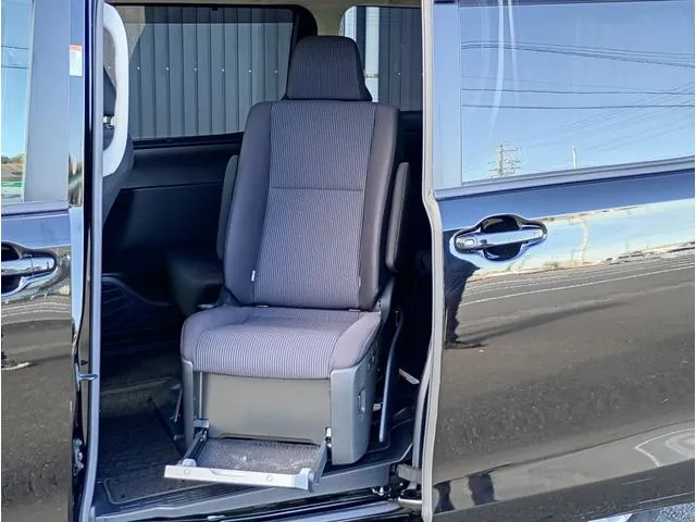 Toyota Noah 2018 photo 5