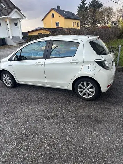 Toyota Yaris 2013 photo 2