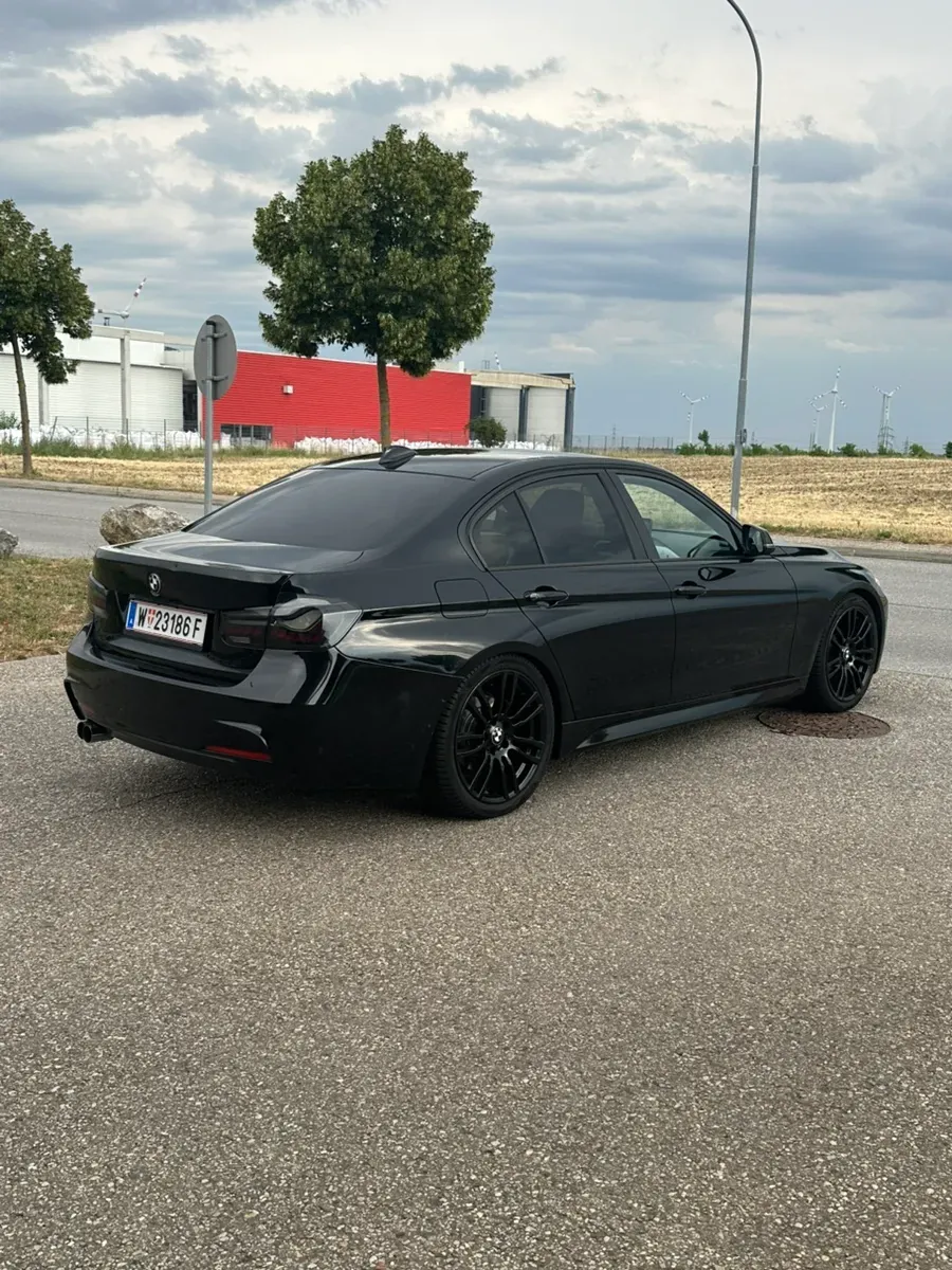 BMW 3 Series 2012 photo 2