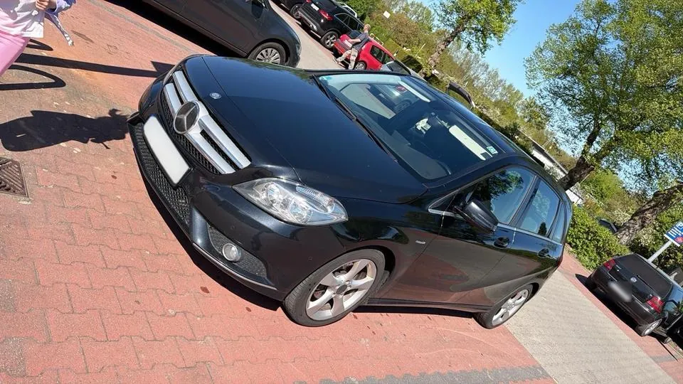 Mercedes-Benz B180