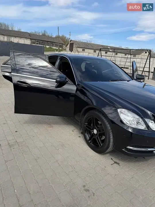 Mercedes-Benz E-Class 2012 photo 2