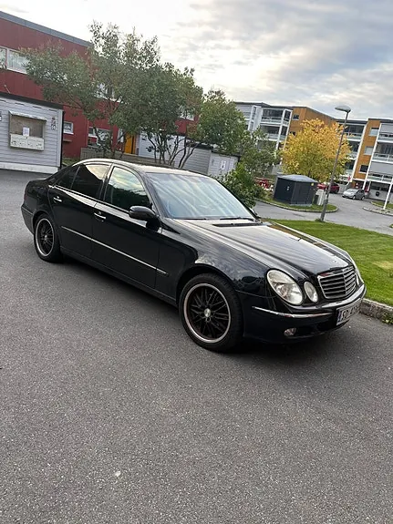 Mercedes-Benz E220 D 2004 photo 3