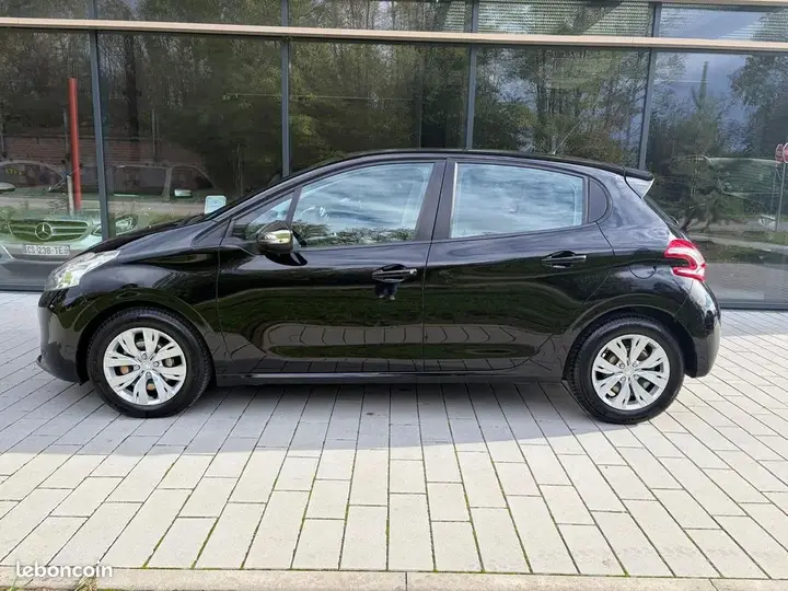 Peugeot 208 2014 photo 2