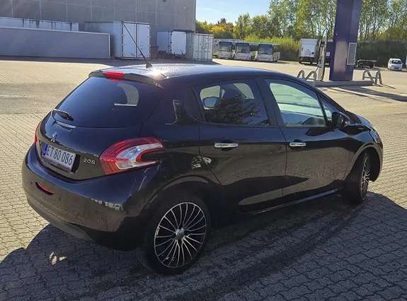 Peugeot 208 2012 photo 4