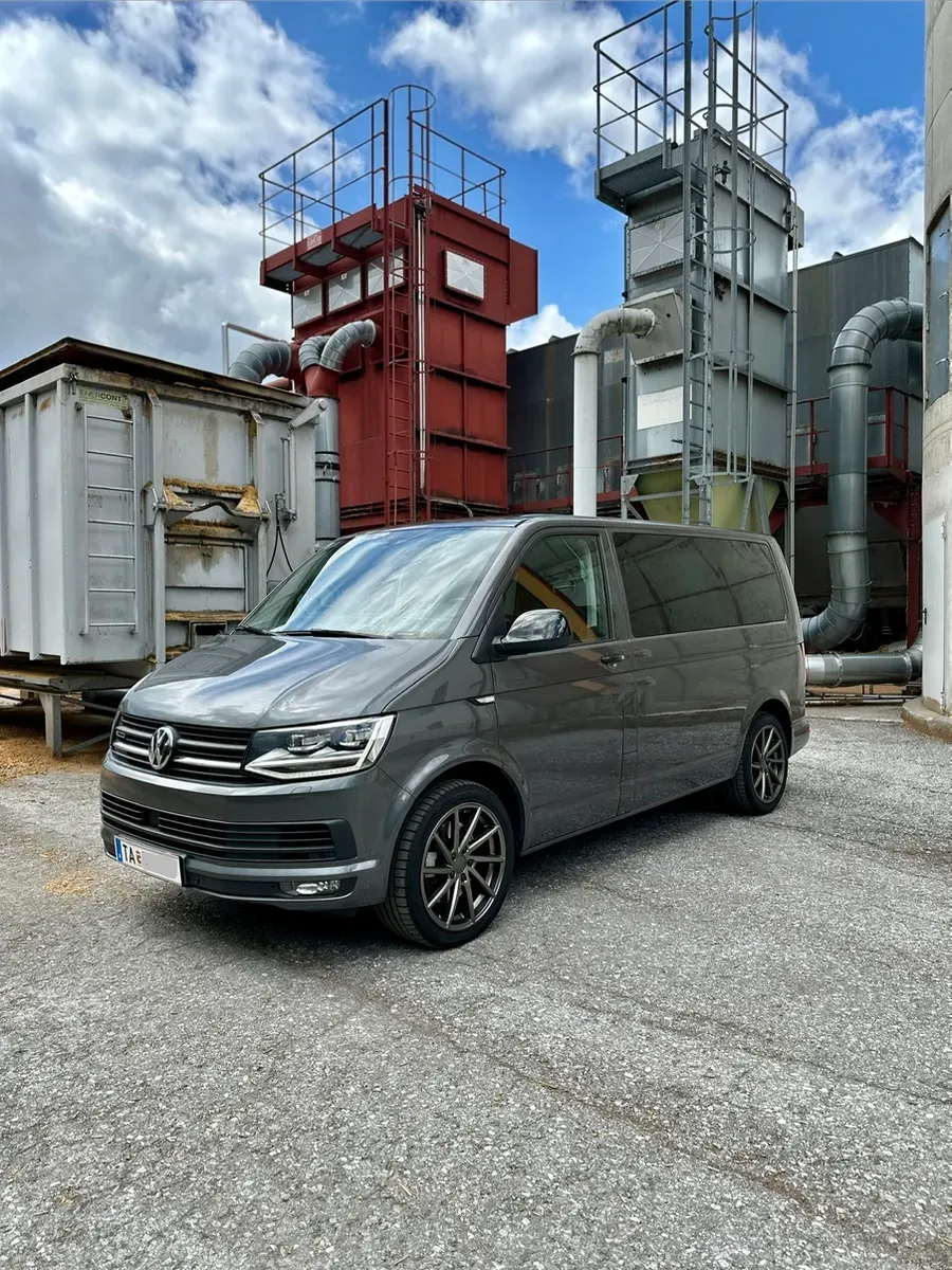 Volkswagen Multivan 2016 photo 2
