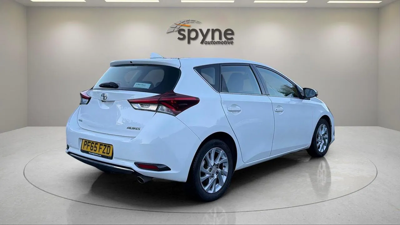 Toyota Auris 2015 photo 3