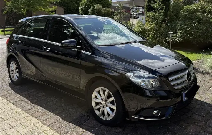 Mercedes-Benz B 180