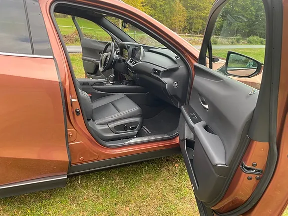 Lexus Ux300E 2025 photo 5