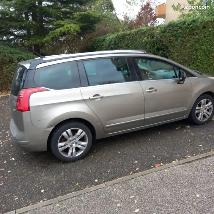 Peugeot 5008 2011 photo 2