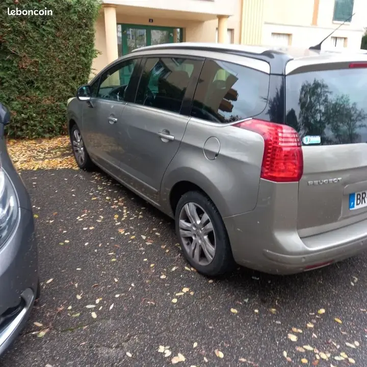 Peugeot 5008 2011 photo 3