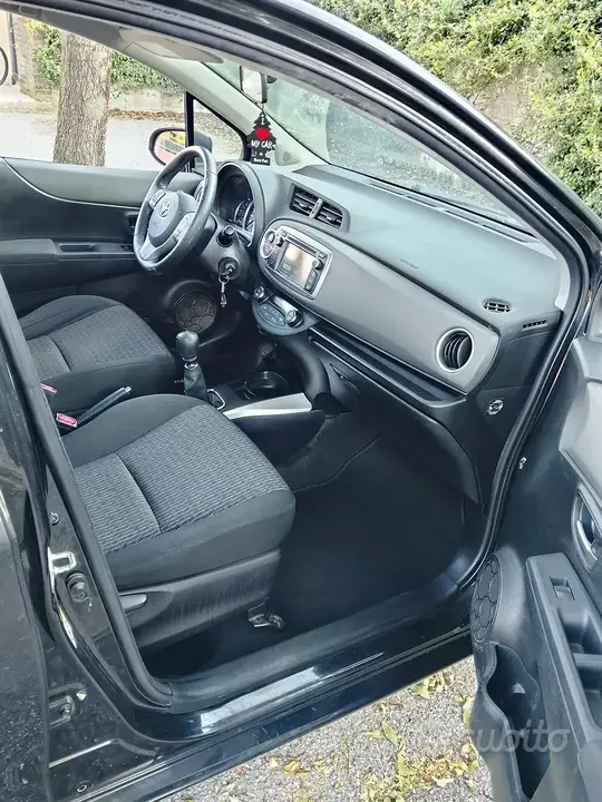 Toyota Yaris 2013 photo 4