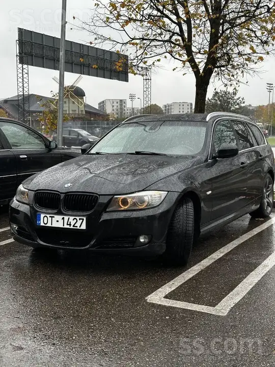 BMW 320 2011 photo 2