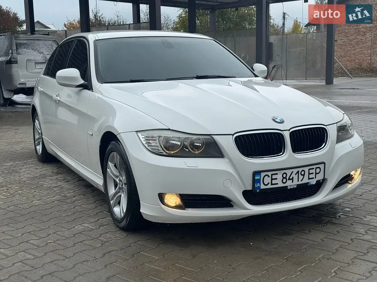 BMW 3 Series 2011 photo 2