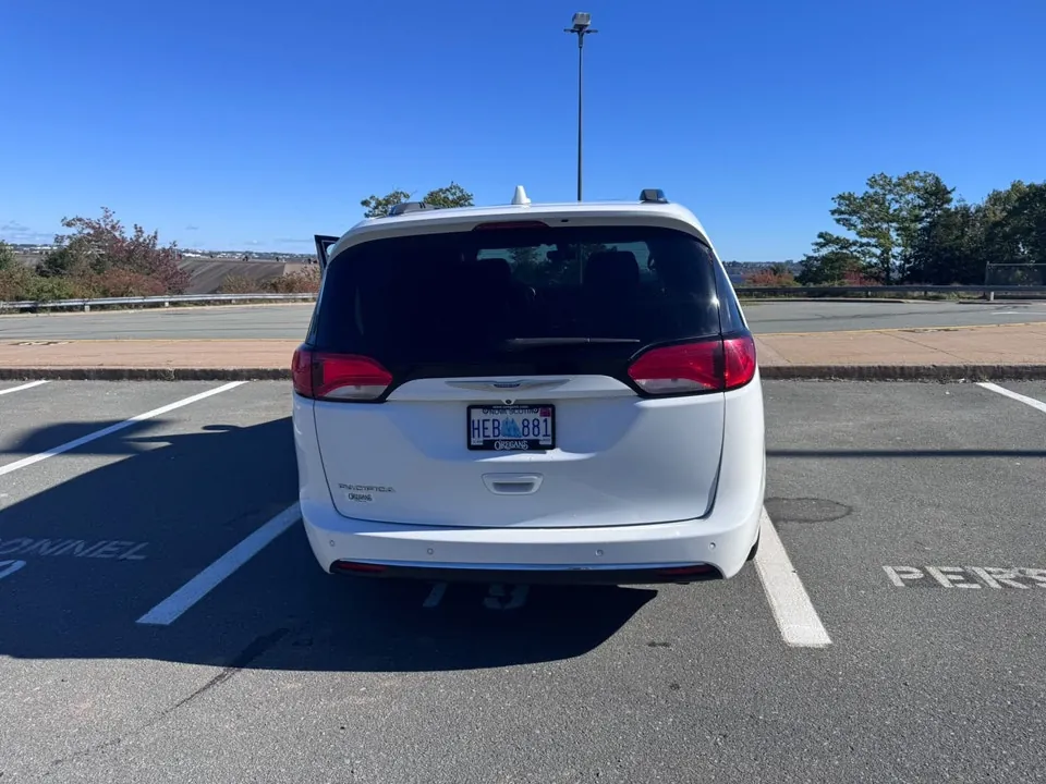 Chrysler Pacifica 2018 photo 2