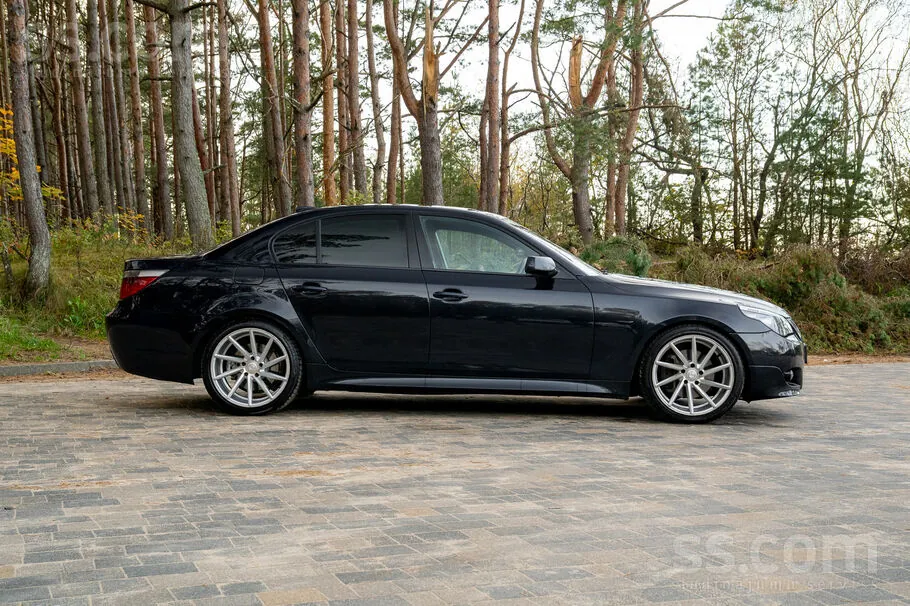 BMW E60 2004 photo 3