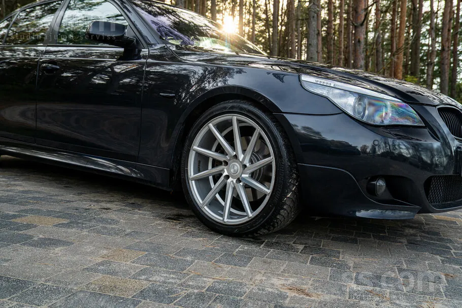 BMW E60 2004 photo 2
