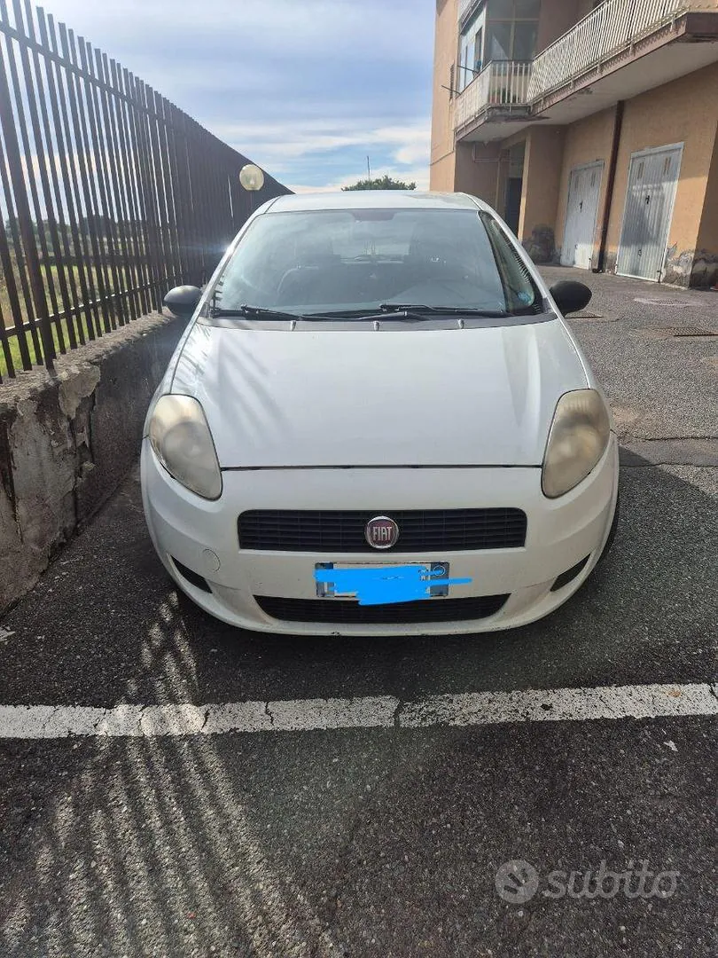 Fiat Grande Punto 2011 photo 2