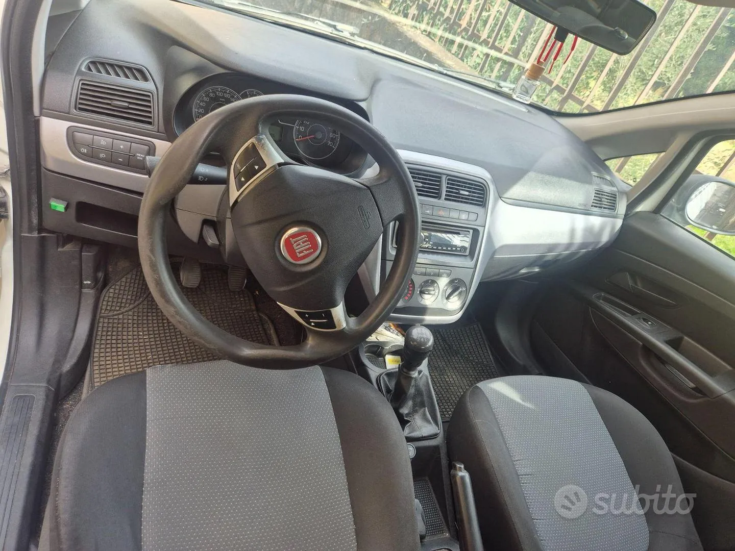 Fiat Grande Punto 2011 photo 5