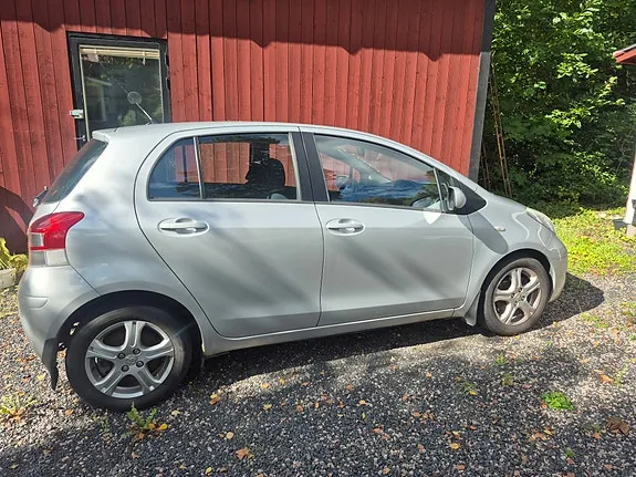 Toyota Yaris 2010 photo 3