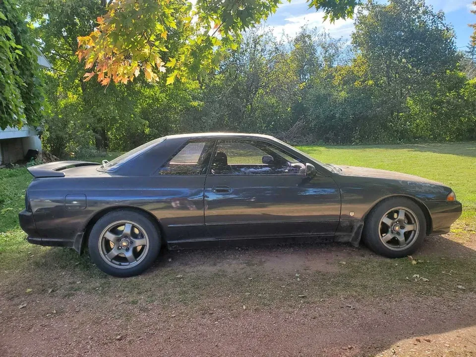 Nissan Skyline 1990 photo 2