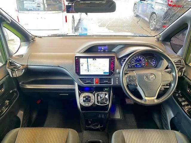 Toyota Voxy 2018 photo 2