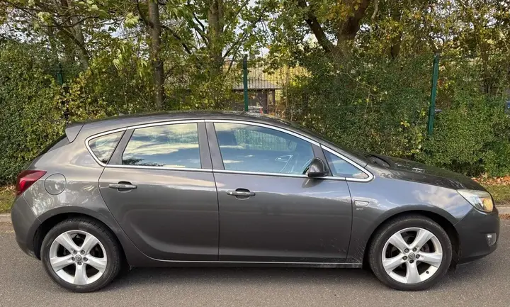Vauxhall Astra 2011 photo 5