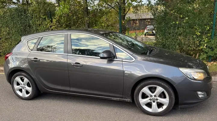 Vauxhall Astra 2011 photo 4