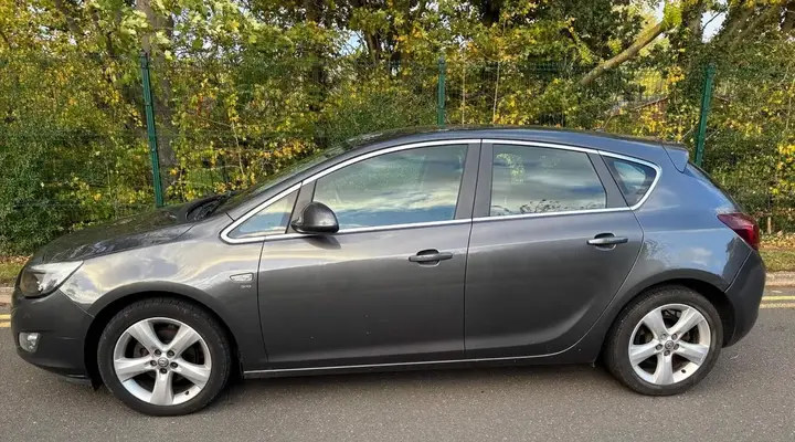 Vauxhall Astra 2011 photo 2