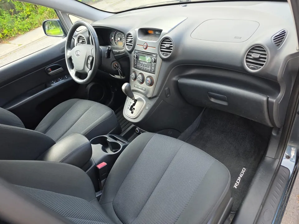 Kia Rondo 2009 photo 3