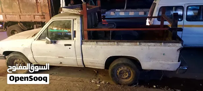 Toyota Hilux 1986 photo 2