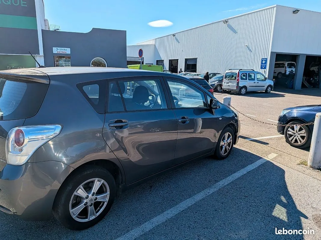 Toyota Verso 2010 photo 2