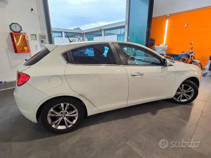 Alfa Romeo Giulietta 2012 photo 4