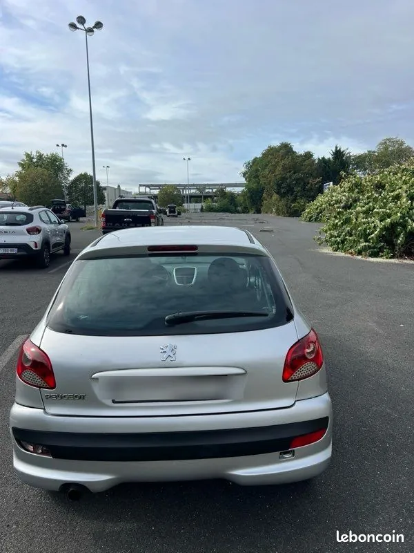 Peugeot 206 2011 photo 2