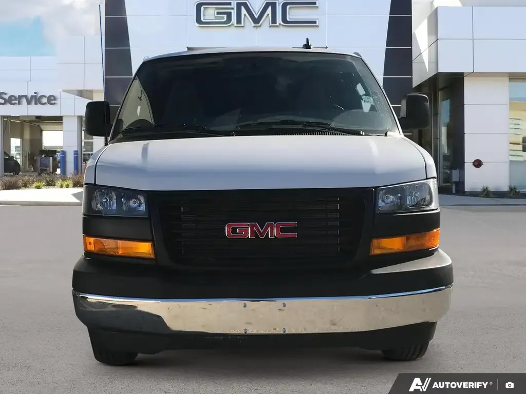 GMC Savana 2025 photo 2