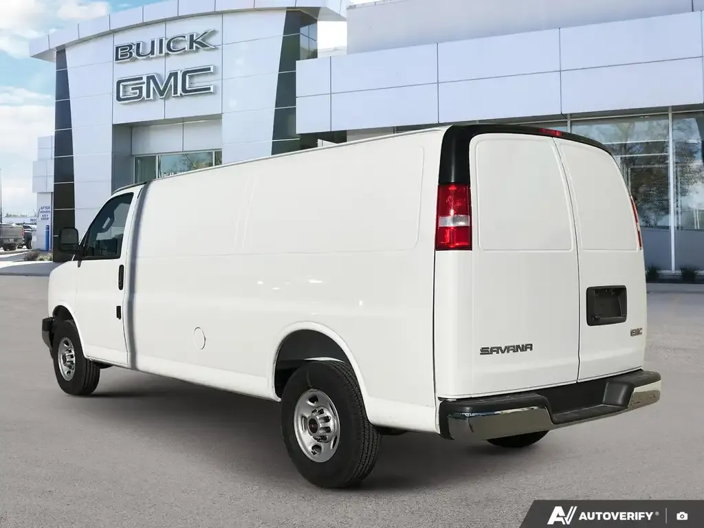GMC Savana 2025 photo 4