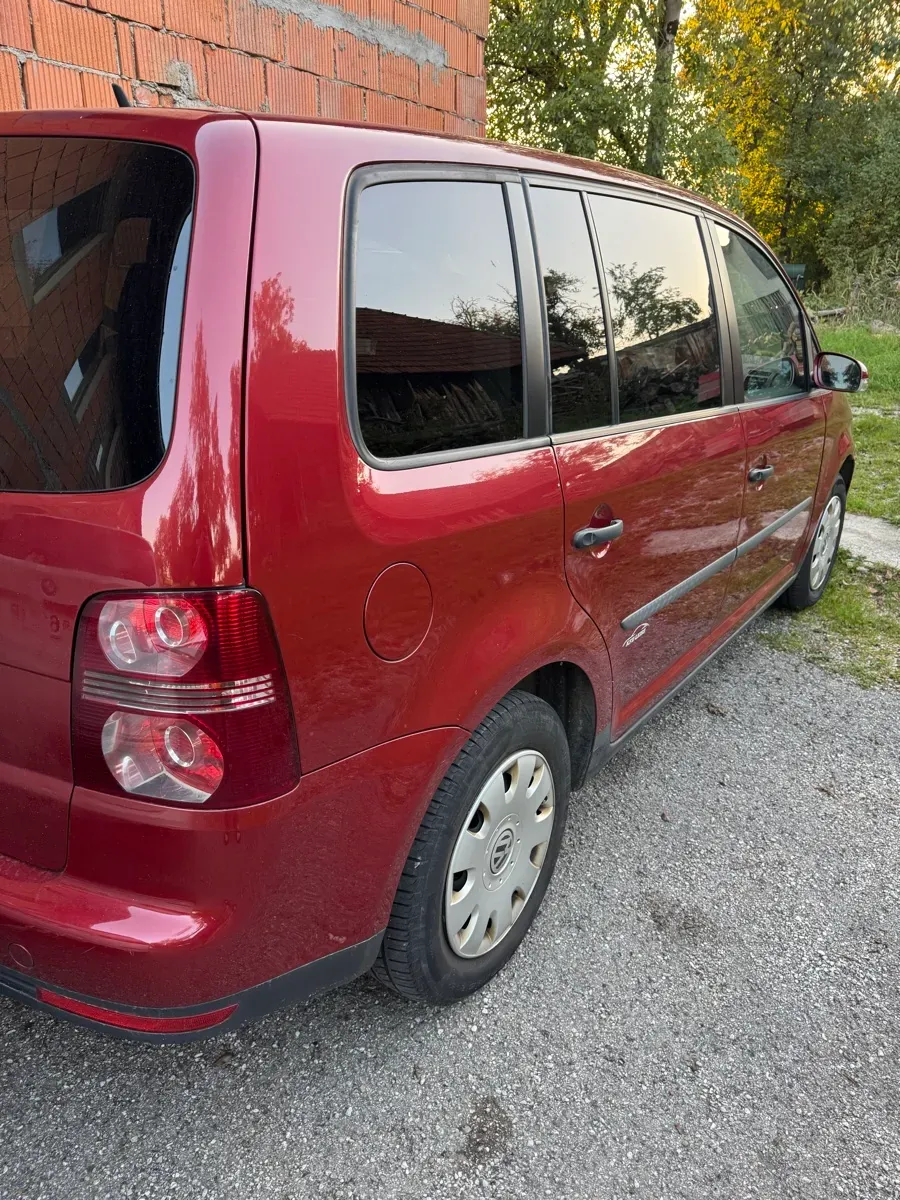 Volkswagen Touran 2009 photo 3