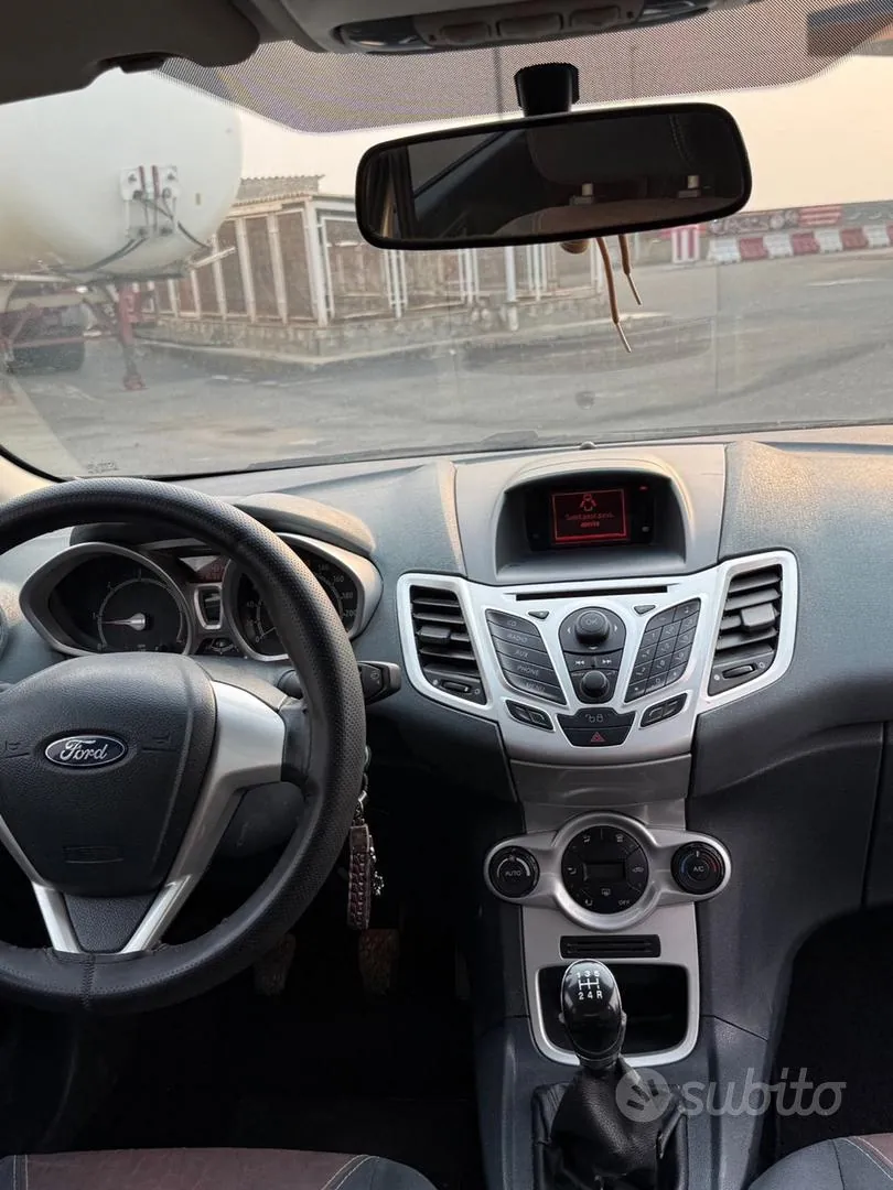 Ford Fiesta 2011 photo 3