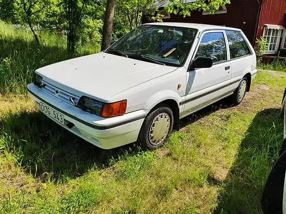 Nissan Sunny 1990 photo 2