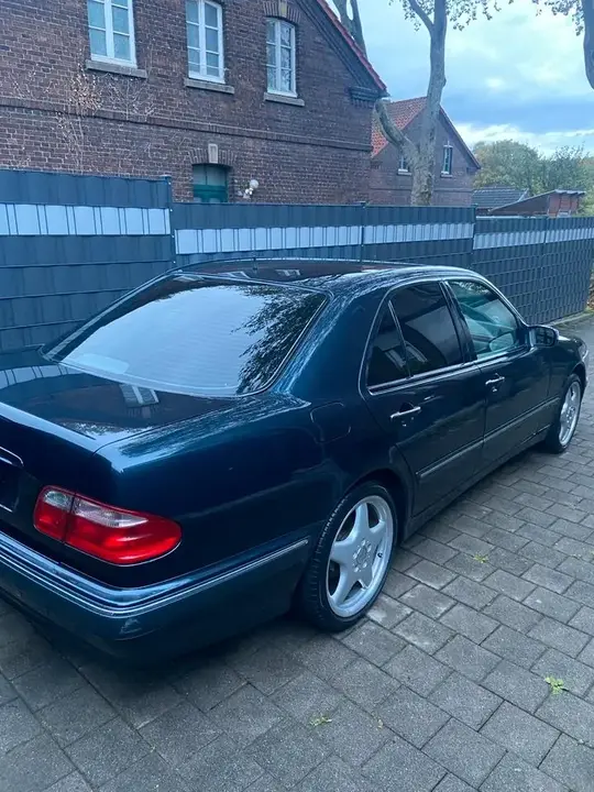 Mercedes-Benz W210