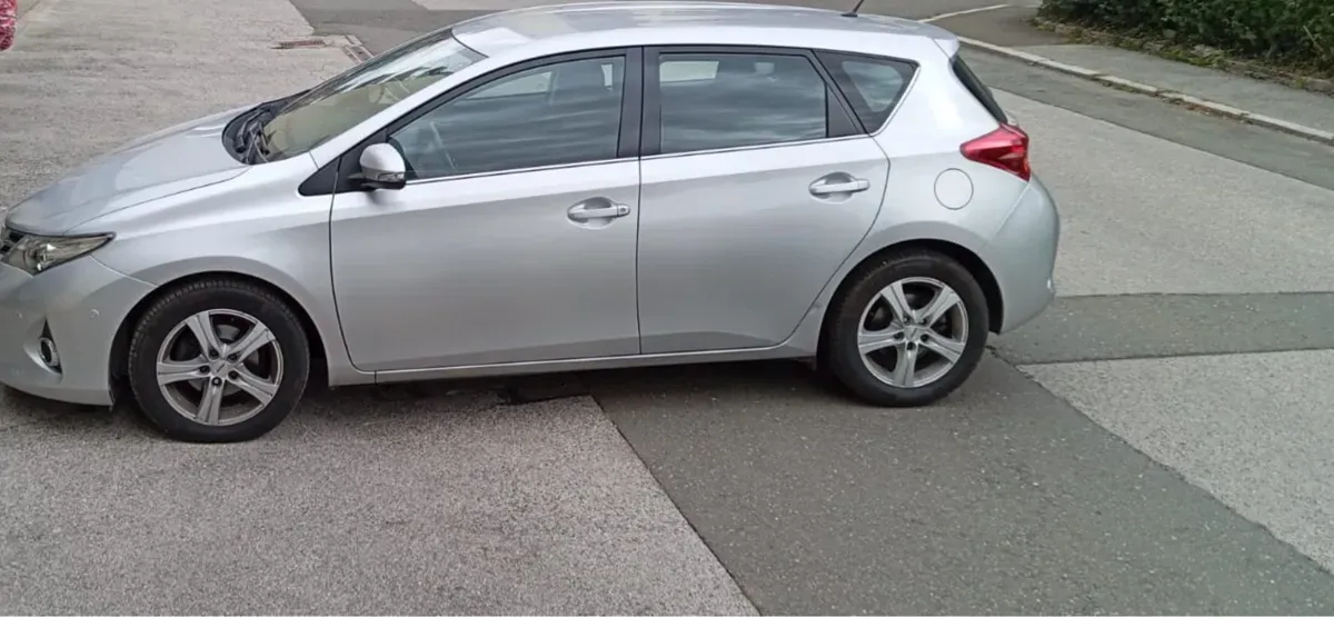 Toyota Auris 2013 photo 2